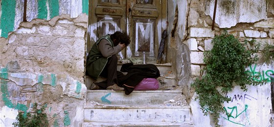 Bezdomovec u opuštěného domu v Aténách (25. února 2012)