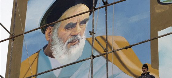 Portrét íránského duchovního vdce ajatolláha Chomejního v Teheránu (20. února