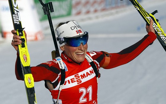 RADOST V CÍLI. Norská biatlonistka Tora Bergerová získala titul mistryn svta