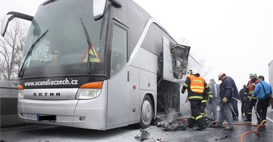 Autobus jablonecké cestovky vzplál pravděpodobně kvůli závadě na...