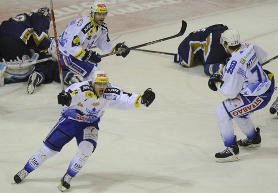 VYROVNÁNÍ. Hokejisté Komety Brno se radují z vyrovnání v zápase pedkola