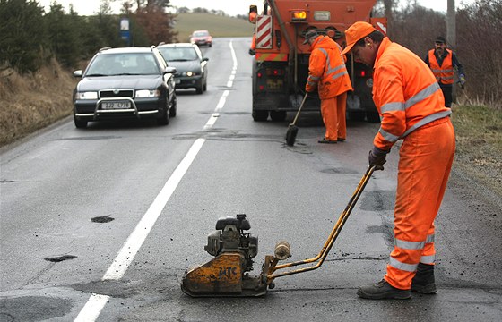 Na opravy silnic hodlá ministerstvo uvolnit miliardy korun (Ilustrační foto)