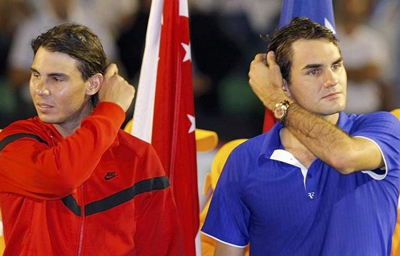 Rafael Nadal (vlevo) a Roger Federer. Který z obou velikán bude na konci sezony vládnout svtovému tenisu?