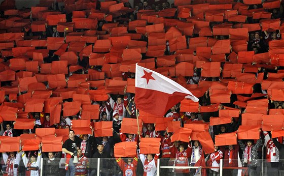 PSOBIVÉ CHOREO. Fanouci Slavie zvedli nad hlavy papírové kartony. Polovina