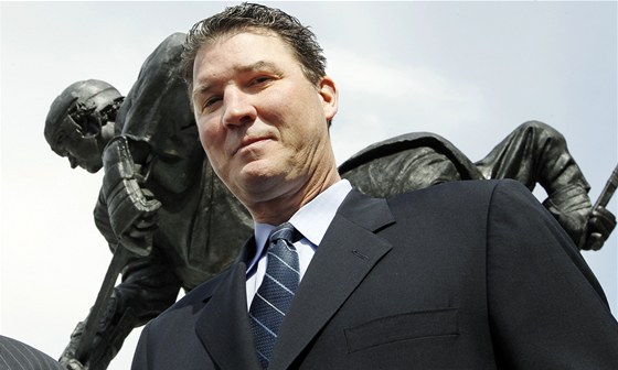 Mario Lemieux ped svou sochou v Pittsburghu