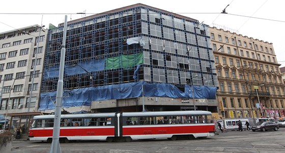 Odhalená fasáda vyhořelého kasina naproti hlavnímu nádraží v Brně (29. únor