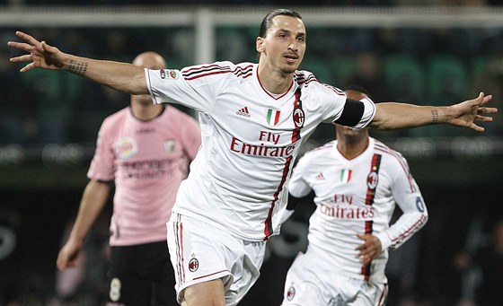 Zlatan Ibrahimovi, stelec AC Milán, se raduje ze své trefy do sít Palerma.