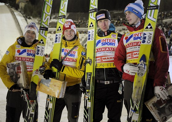 Vítzný rakouský tým po závod SP v letech na lyích v Lahti. Zleva Andreas