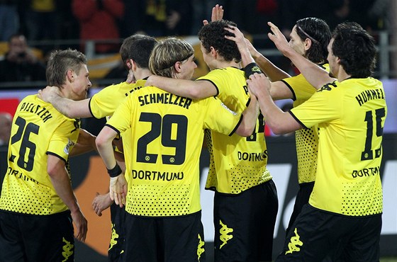Fotbalisté Dortmundu se radují z gólu do brány Mohue.