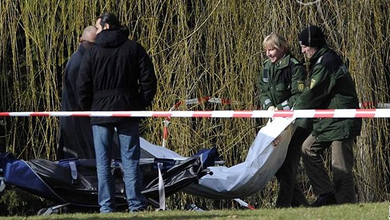 Policisté odnáejí tlo zabitého lovka poblí koly Albertville, kde zabíjel