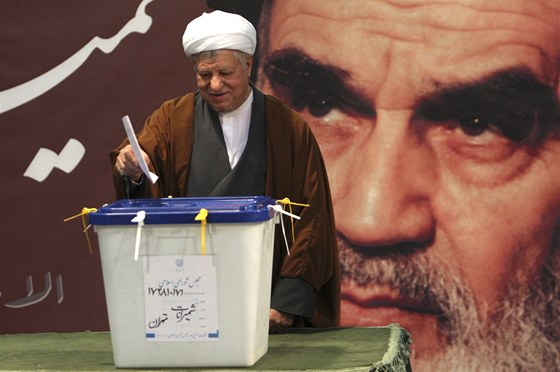 Bývalý íránský prezident Akbar Haemí Rafsanjání vhazuje volební lístek do urny