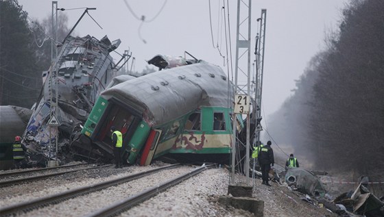 Záchranái na míst vlakového netstí na jihu Polska (4. bezna 20012)