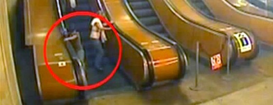 Nehoda, pi které sedmiletému chlapci uvízla noha v eskalátoru v metru na