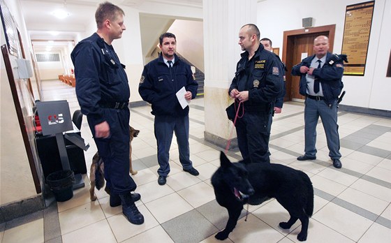 Policisté vetn psovoda prohledávali budovu Krajského soudu v Ostrav. Bombu