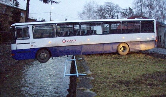 Autobus, který desítky metr projel bíloveckým nádraím, visel nad korytem