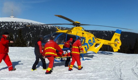 Tce zranného lyae dopravil vrtulník do olomoucké fakultní nemocnice. (Ilustraí snímek)