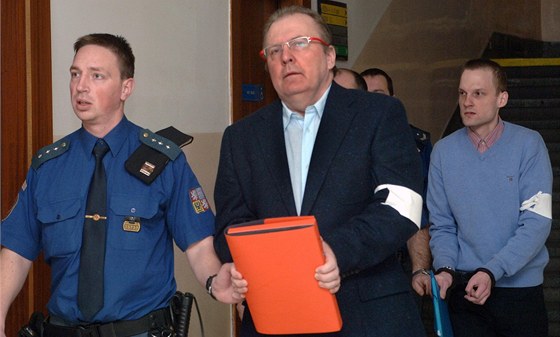 Justiční stráž přivádí Radomíra Vybírala a jeho syna do síně Krajského soudu v