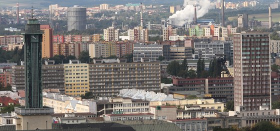 Dv ve. Z Nové radnice (vlevo) pvodn mli odejít obvodní úedníci. Prý proto, e obvod z váku (vpravo) vyhostil pracovníky magistrátu.