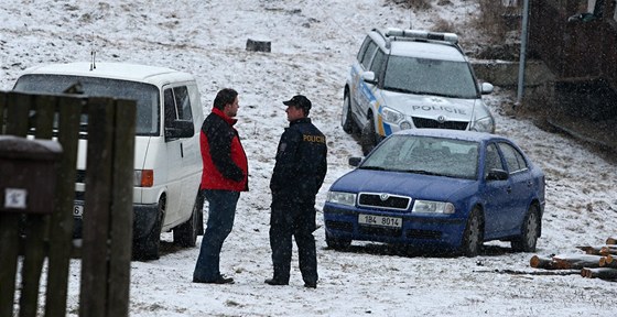 Policisté hlídkují u domu v Doubravách na Zlínsku, kde nali tajný sklad