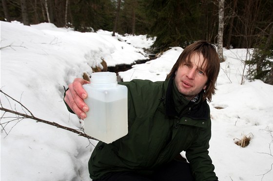 Mokřadní biolog Jan Mokrý odebírá vzorek vody z potoka Hučina nedaleko Stožce