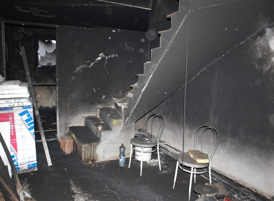 V rodinném domku v Novém Bydžově začala hořet podlahová izolace v hale.