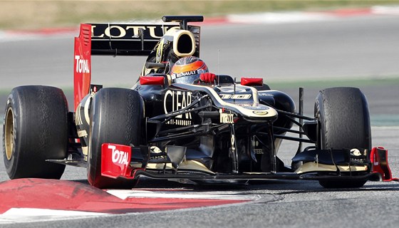 Sébastien Grosjean s vozem Lotus pi testech v Barcelon.