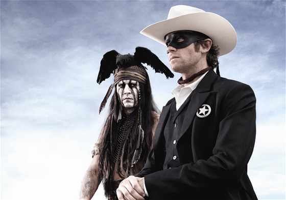 Johnny Depp (vlevo) a Armie Hammer ve snímku The Lone Ranger