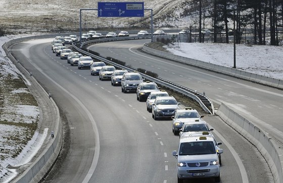 Smutení kolona taxík, které jízdou z Liberce do Jablonce vzdaly hold svému