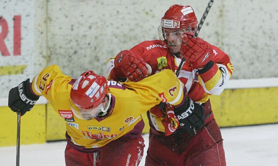Hradecký hokejista Ján Bendík (vpravo) bojuje s jihlavským Aleem Padlkem.