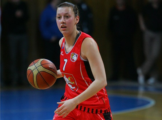 V AKCI. S míem postupuje hradecká basketbalistka Lenka Bartáková.