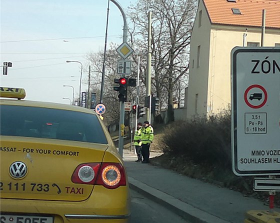 Taxikái jedou v kolon.