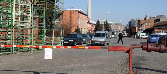 Cestu u 94. budovy v baovském areálu ve Zlín blokuje zamená závora a