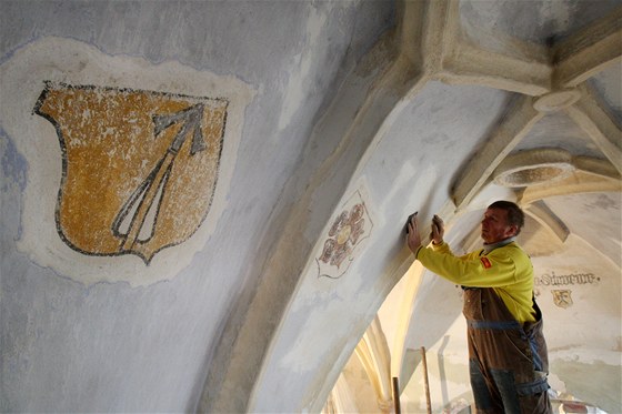 Stanislav Skupa opravuje praskliny v omítce klenby v kostele v umberku na