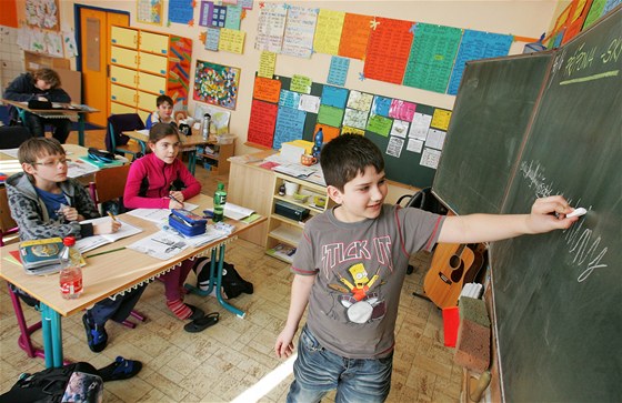 Děti při vyučování v karlovarské 1. soukromé základní škole s rozšířenou výukou