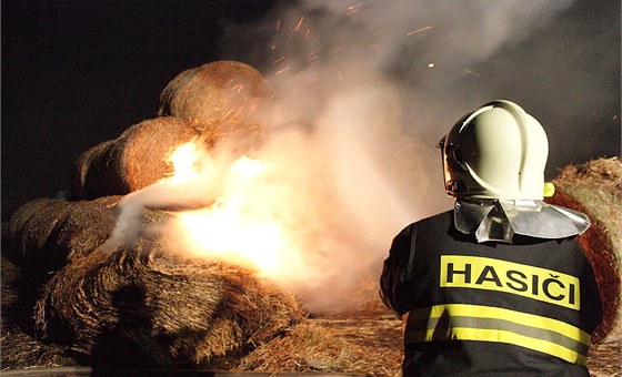 Více než tři hodiny likvidovali hasiči požár stohu slámy u Krásna na Sokolovsku.