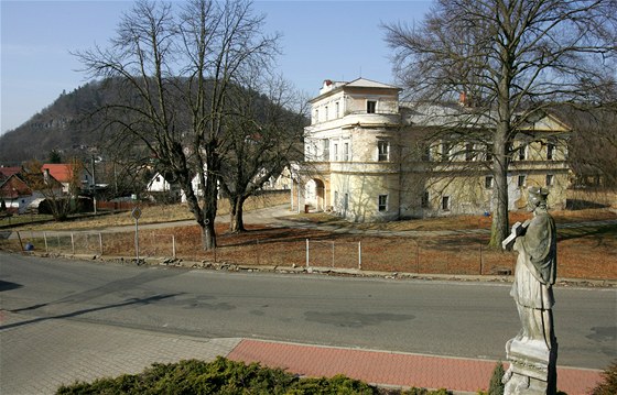 Zámeček ve Velichově, v pozadí Liščí Vrch.