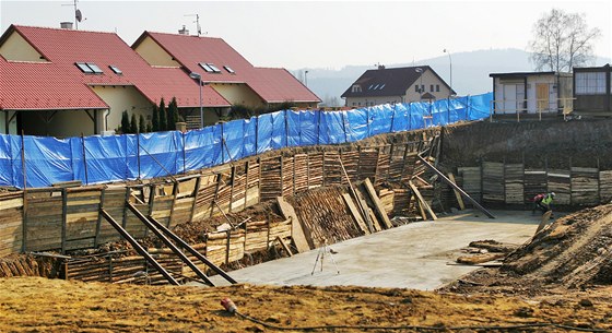 Při stavbě činžáků s 220 byty v Jenišově se sesouvá půda, praská silnice a