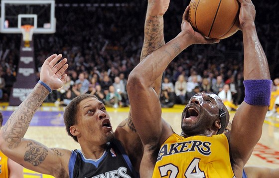 MASKOVANÝ HRDINA. Kobe Bryant z LA Lakers zakonuje pes Michaela Beasleyho z