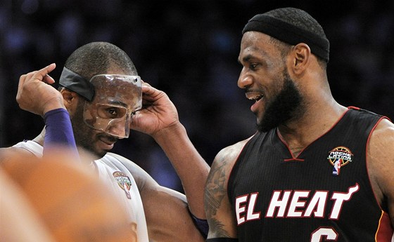 A KDO SPONZORUJE VÁS? LeBron James (vpravo) z Miami se takhle jednou bude ptát Kobeho Bryanta z LA Lakers.