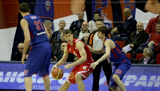 Alexej ved (vpravo) z CSKA Moskva brání Pavla Pumprlu z Nymburka.