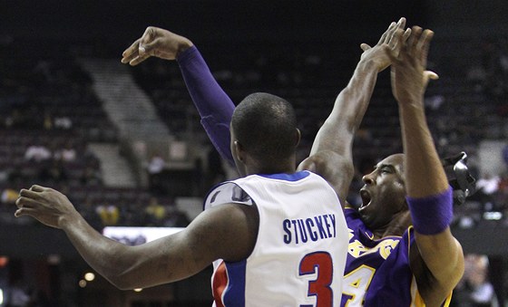 ODMASKOVANÝ. Rodney Stuckey z Detroitu sráí Kobemu Bryantovi z LA Lakers jeho