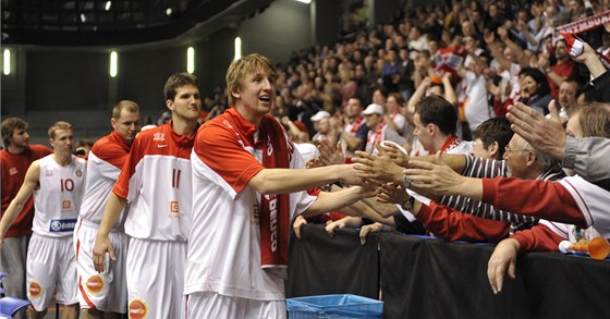 Nymburtí basketbalisté slaví s fanouky výhru nad CSKA Moskva.