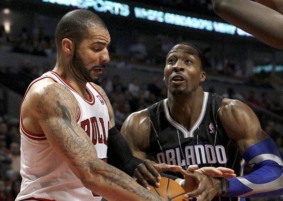 Carlos Boozer (vlevo) z Chicaga se pokouí obrat o mí Dwighta Howarda z