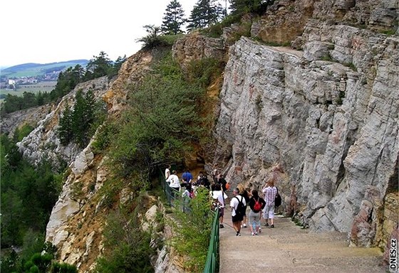 Český kras, který by byl v případě povolení průzkumu významně dotčen, je územím s obrovskou přírodní hodnotou. Na snímku vchod do Koněpruské jeskyně. (Ilustrační snímek)