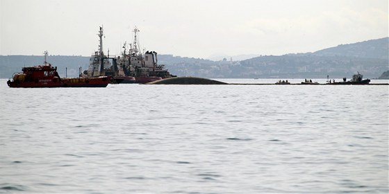 Malý ropný tanker se potopil kousek od Atén (5. bezna 2012)