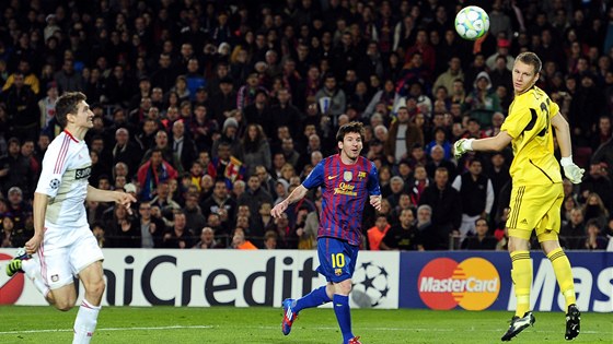 PERFEKTNÍ LOB. Barcelonský Lionel Messi u jen sleduje, jak oblouek z jeho