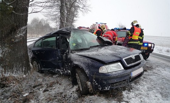 Na silnici íslo 35 mezi Sedmihorkami a Turnovem zahynul po nárazu do stromu