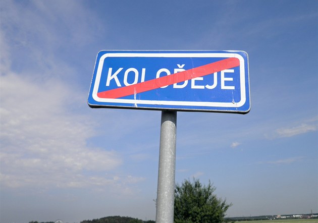 Znaka stojí na cest z Kolodjí do Bchovic.