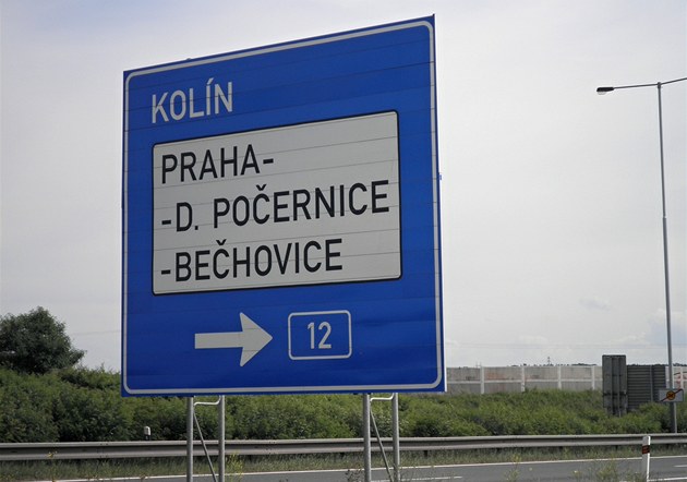 Značka je umístěna na sjezdu z Pražského okruhu ve směru od Černého mostu na