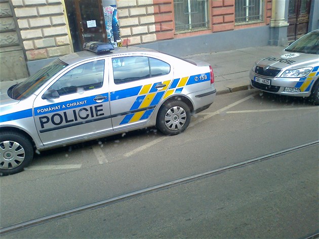 V Blehradské ulici parkovala dokonce dv policejní auta za sebou.